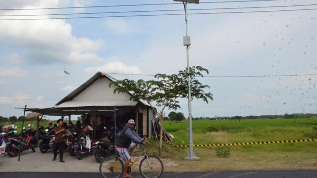 Lampu tenaga surya di jalan raya