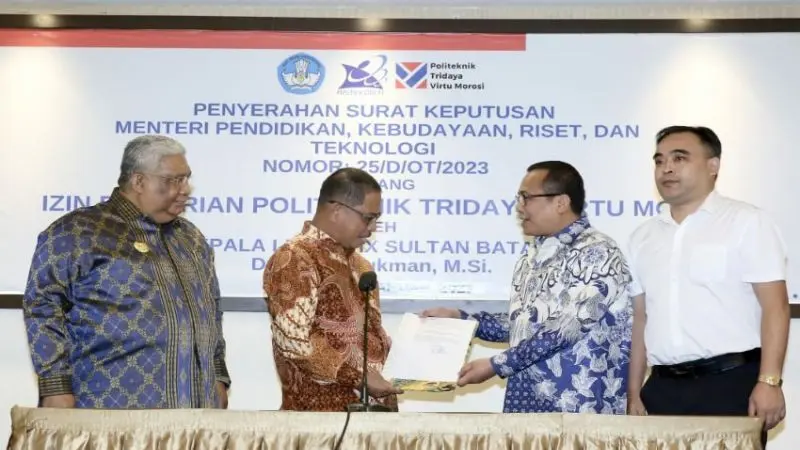 Kepala LLDIKTI Wilayah IX Sutan Batara, Andi Lukman, menyerahkan SK Menteri Pendidikan dan Kebudayaan Kepada Ketua Yayasan Andrew Zhu dan Tony Zhou, Wisma Bharuna di Kendari, Sulawesi Tenggara, Minggu (29/1/2023) (Istimewa)