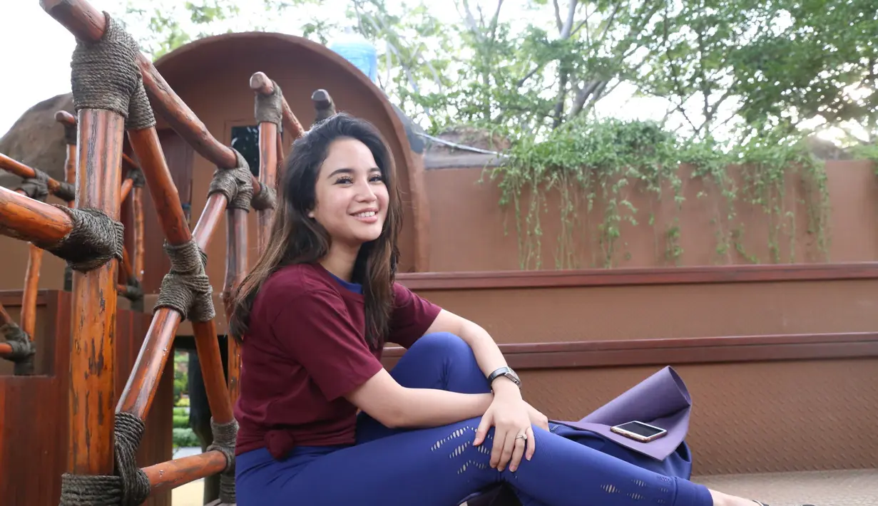 "Aku memang suka burung. Suamiku tertarik sama keluarga parrots. Ada burung yang kecil juga, yang kicau. Ada love bird," ujar Chacha yang juga berinteraksi dengan burung Elang Bondol. (Adrian Putra/Bintang.com)