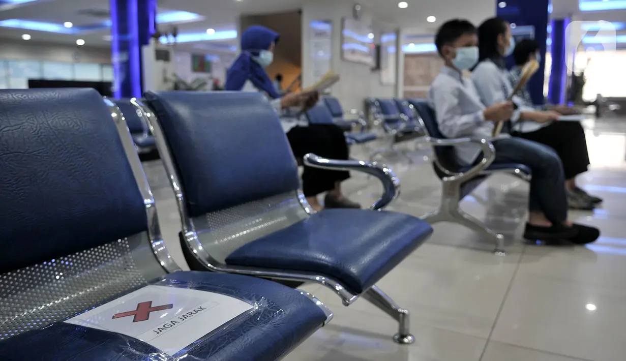 Aktivitas layanan keimigrasian di Kantor Imigrasi Kelas I TPI Jakarta Timur, Senin (15/6/2020). Direktorat Jenderal Imigrasi mulai kembali membuka layanan kantor imigrasi di seluruh Indonesia setelah memberlakukan pembatasan pelayanan sejak 24 Maret 2020 akibat Covid-19. (merdeka.com/Iqbal S Nugroho