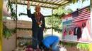Bussa Krishna (33) melakukan penyembahan di depan patung Presiden AS Donald Trump di Desa Konney, Telangana, negara bagian India selatan (14/2/2020). Patung itu Bussa buat karena kekagumannya dengan sosok pemimpin Negeri Paman Sam tersebut. (AFP/Noah Seelam)
