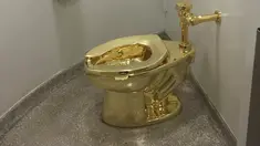 Sebuah kloset mewah berlapiskan emas 18 karat akan dapat digunakan untuk umum di salah satu toilet di Museum Guggeinheim, New York, Kamis (15/9). Kloset rancangan seniman Italia Maurizio Cattelan itu diberi nama America. (William EDWARDS/AFP)
