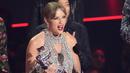 Taylor Swift menerima penghargaan pada ajang MTV Video Music Awards di Prudential Center, Newark, New Jersey, Amerika Serikat, 28 Agustus 2022. Taylor Swift memenangi penghargaan bergengsi 'Video of the Year' untuk All Too Well (10 Minute Version) (Taylor's Version). (Photo by Charles Sykes/Invision/AP)
