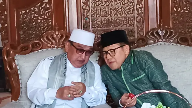 Ketua Umum PKB sekaligus bakal cawapres Muhaimin Iskandar (Cak Imin) menyambangi kediaman putra dari Wahab Hasbullah, Ketua PBNU KH Hasib Wahab Hasbullah.