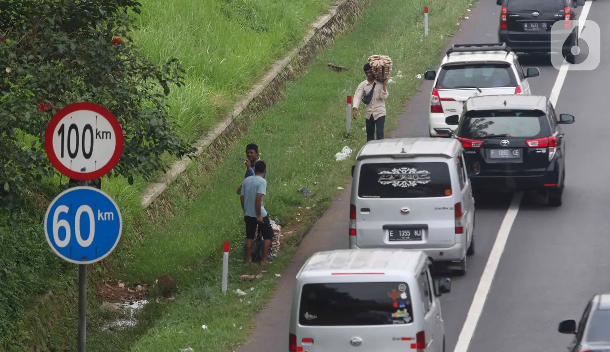 <p>Pedagang menawarkan daganganya ke para pemudik di Jalan tol Cikopo - Palimanan KM 73, Purwakarta, Jawa Barat, Sabtu (30/4/2022). Padatnya arus lalu lintas ruas tol trans jawa, membuat pedagang asongan turun ke jalan. (Liputan6.com/Herman Zakharia)</p>