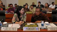 Menko PMK Puan Maharani berbincang dengan Menko Perekonomian Darmin Nasution disela rapat kerja dengan Banggar DPR di Jakarta, Selasa (13/10). Rapat itu membahas RKAKL Kemenko dalam RAPBN 2016.(Liputan6.com/Johan Tallo)