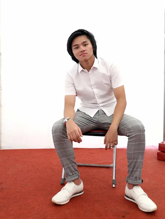 Tampil solo, Aldi CJR mengusung konsep berbeda. Selain soal kostum, juga cara komunikasi dengan penonton dari atas panggung. Aldi kini bingung akan merilis single, karena ada tiga lagu yang menurutnya sama keren. (Nurwahyunan/Bintang.com)