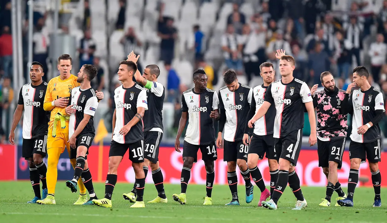 Para pemain Juventus merayakan kemenangan mereka atas Bayer Leverkusen pada matchday kedua Liga Champions di Allianz Stadium, Turin, Italia, Selasa (1/10/2019). Juventus menghajar Bayer Leverkusen 3-0. (Alessandro Di Marco/ANSA via AP)