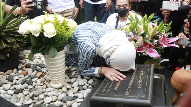 Angelina Sondakh ziarah ke makam suaminya Adjie Massaid usai bebas dari penjara. Angie ditemani anak-anaknya. (Kapanlagi.com/Akrom Sukarya)