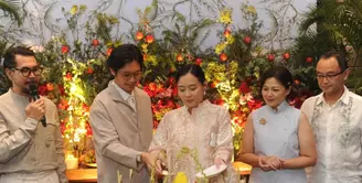 Acara syukuran tujuh bulanan Brandom Salim dan Dhika Himawan digelar dengan suasana hangat mengundang keluarga besarnya. Tampak prosesi pun digelar penuh adat seperti memotong tumpengan. [@ferrysal1m]