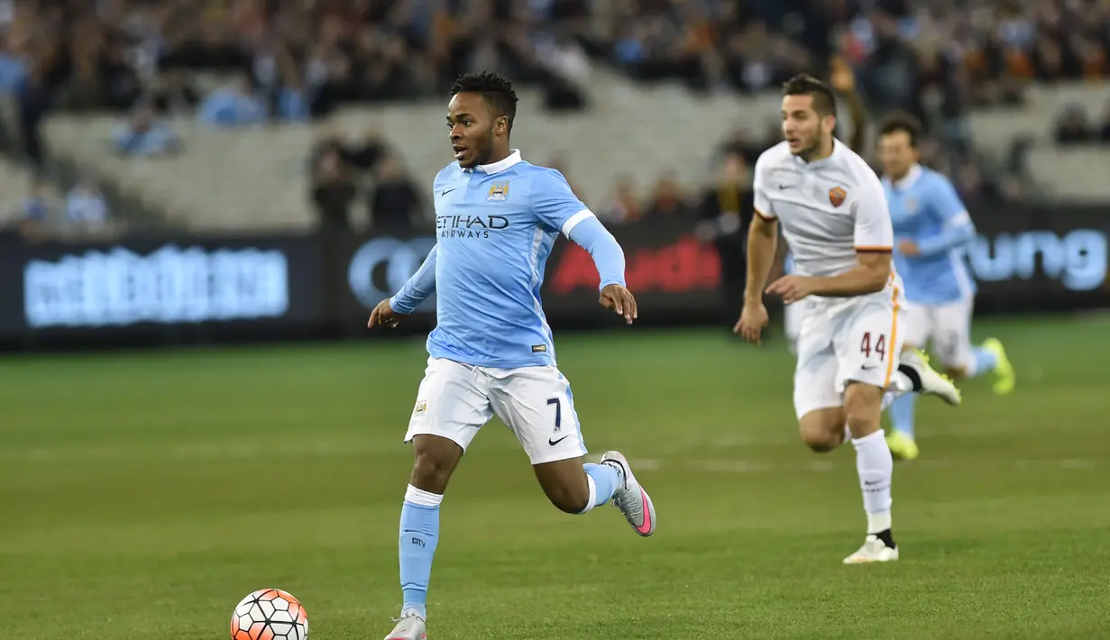 Raheem Sterling lolos dari jebakan offside dan kemudian mencetak gol ke gawang AS Roma. (EPA/JULIAN SMITH)