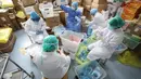 Petugas medis mengenakan masker pelindung di rumah sakit Palang Merah di Wuhan pada 28 Februari 2020. Virus corona baru, Covid-19, telah mewabah hingga ke lebih dari 60 negara dimana dari kasus-kasus infeksi, ada lebih dari 3.000 kematian yang terjadi.  (STR/AFP)