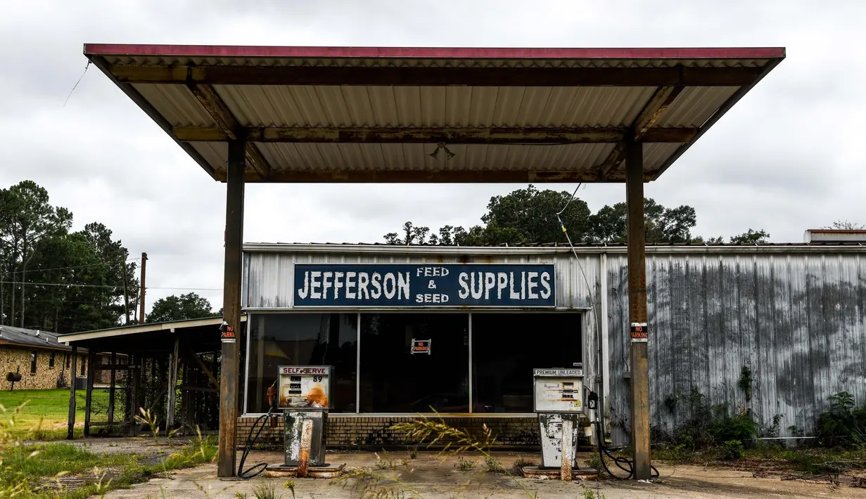 Sebuah pompa bensin sepi terlihat di Fayette, Jefferson County, Mississippi (28/9/2020). Dampak perbudakan di wilayah Amerika Serikat bagian Selatan ini tetap terlihat. (AFP/Chandan Khanna)