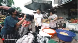 Momen belanja di pasar juga digunakan Anang dan buah hatinya untuk ngabuburit mengisi waktu luang. Setelah membeli buah-buahan, Anang beralih ke penjual cincau dan kolang-kaling. Penjual yang merupakan ibu-ibu pun sempat heboh dengan kedatangannya. Setelah itu, Anang juga berburu blewah yang masih bagus. (Liputan6.com/YouTube/The Hermansyah A6)