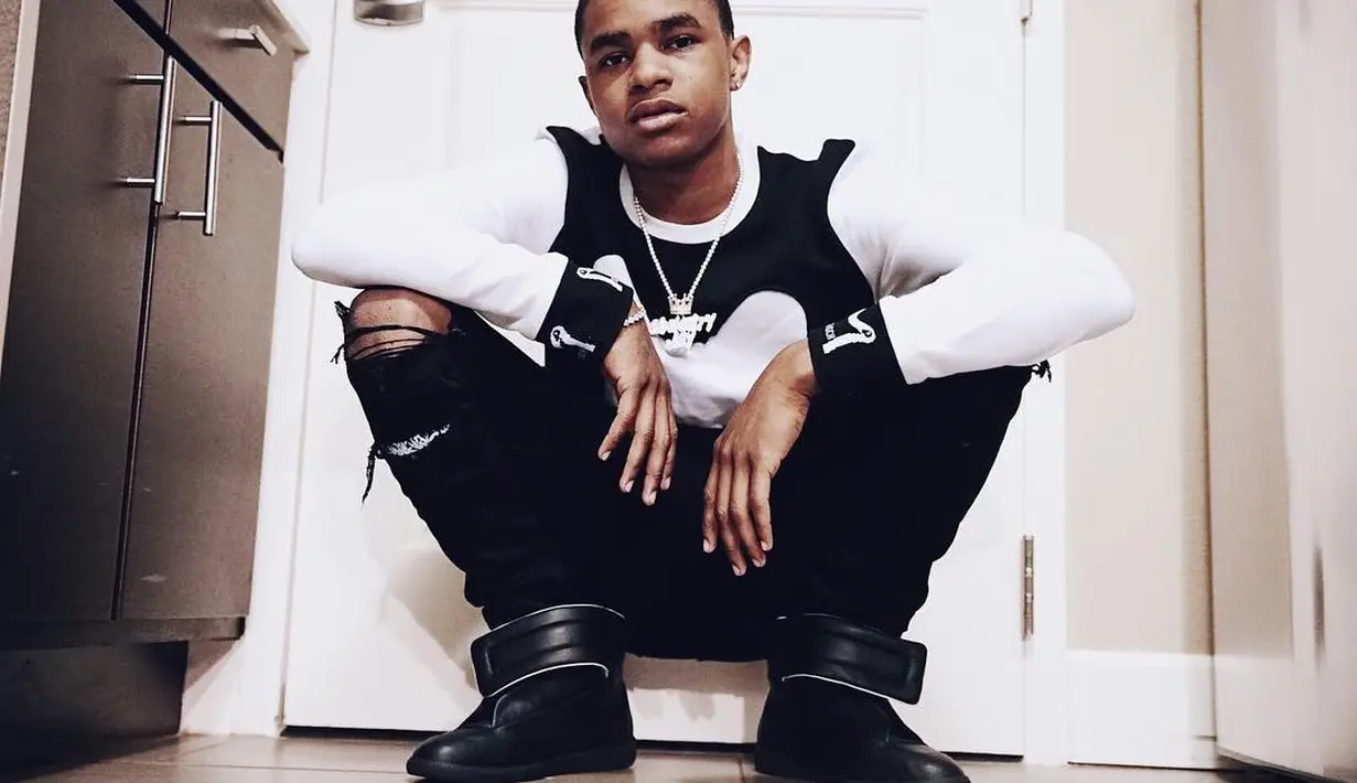 Pada tanggal 10 April, YBN melamar Blac di Instagram. Hal itu disebut-sebut cara yang sangat nggak romantis. (instagram/ybnalmightyjay)