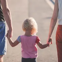 Co-parenting adalah pola pengasuhan bersama di mana kedua orangtua tetap bekerja sama mendukung tumbuh kembang anak setelah bercerai. (Foto: Pexels/Pixabay)