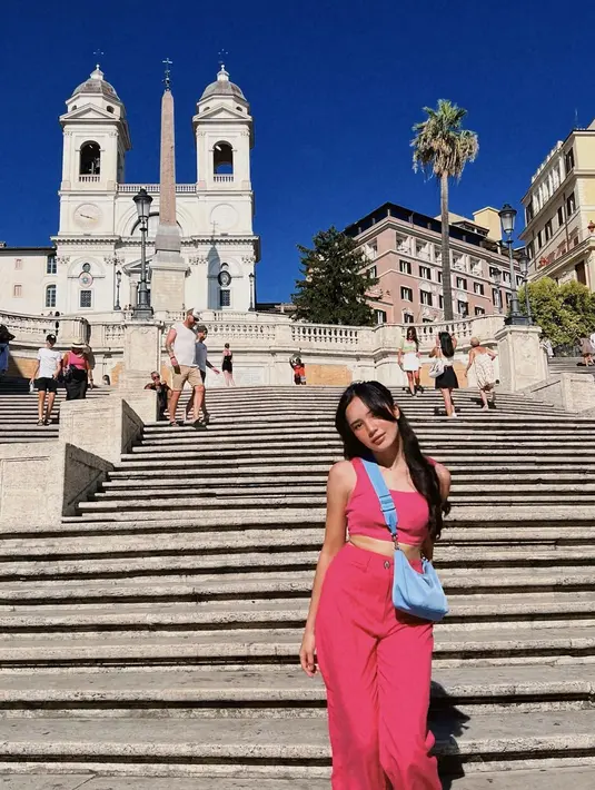 <p>Warna cerah senada agar outfitmu jadi pusat perhatian. (Instagram @bebytsabina)</p>