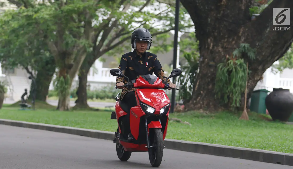 Presiden Joko Widodo (Jokowi) menjajal sepeda motor listrik Gesits di Istana Merdeka, Jakarta, Rabu (7/11). Motor listrik ini merupakan hasil kerja sama Garansindo dengan Institut Teknologi Sepuluh Nopember (ITS). (Liputan6.com/Angga Yuniar)