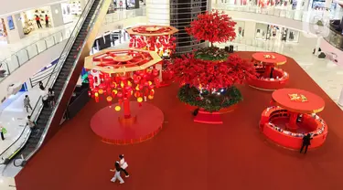 Instalasi Red Lunar di Mal Senayan City, Jakarta, Kamis (19/1/2023). Instalasi tersebut bernuansa merah dan sentuhan emas, yang berisi Mei Hwa forest hingga Lantern towers dengan ratusan juntaian lampion indah. (Liputan6.com/Herman Zakharia)