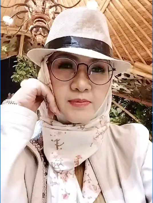 Tuty Wibowo sebenarnya bukan nama baru di industri dangdut Tanah Air. Ia pernah populer lewat single “Hidup Di Antara Dua Cinta” yang beraliran dangdut klasik. Single ini muncul di album kompilasi Dangdut Ngetred rilisan perusahaan rekaman Ira Puspita Record. Kala itu “Hidup Di Antara Dua Cinta” merambah tangga lagu di ratusan radio di Indonesia. (Foto: Dok. Instagram @tuty_wibowo)