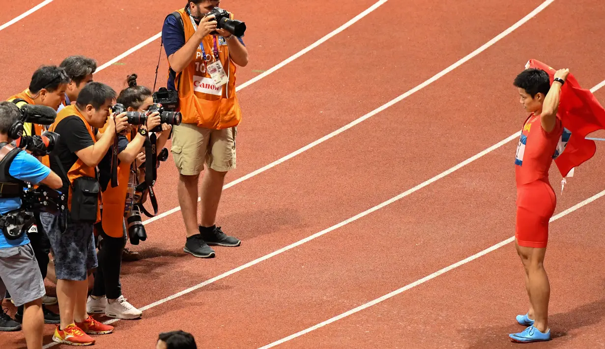 Pelari China, Su Bingtian berpose di depan para wartawan setelah memenangi final Lari 100 meter putra Asian Games 2018 di Stadion Utama Gelora Bung Karno, Senayan, Jakarta, minggu (26/8). (ANTARA FOTO/INASGOC/Dwi Oblo/mes/18)