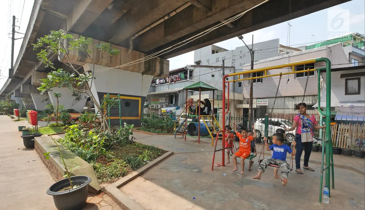 Anak-anak bermain ayunan di RPTRA kawasan Mangga Dua Selatan, Jakarta, Minggu (6/5). Sebelum dirubah menjadi RPTRA dua tahun lalu, kolong rel kereta tersebut merupakan tempat parkir dan tempat sampah. (Liputan6.com/Herman Zakharia)