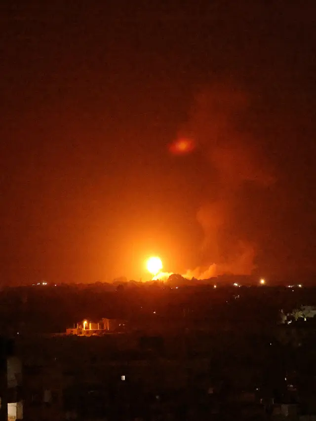 FOTO: Israel Lancarkan Serangan Udara Terhadap Gaza
