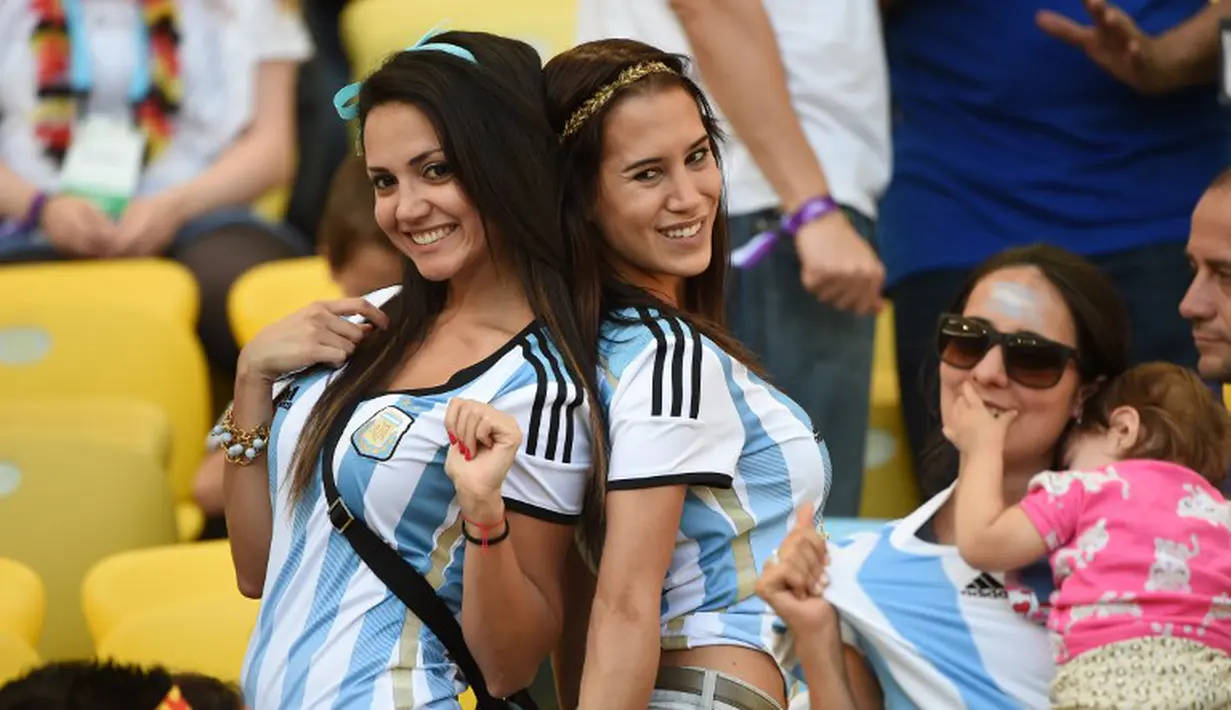 Pose suporter Argentina saat menonton laga final piala dunia melawan Jerman, Senin (14/7/14). (AFP PHOTO/JUAN MABROMATA)