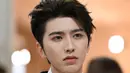 <p>Penampilan penyanyi China, Cai Xukun saat menghadiri Met Gala 2023 di Metropolitan Museum of Art pada 1 Mei 2023, di New York. (Photo by Angela WEISS / AFP)</p>