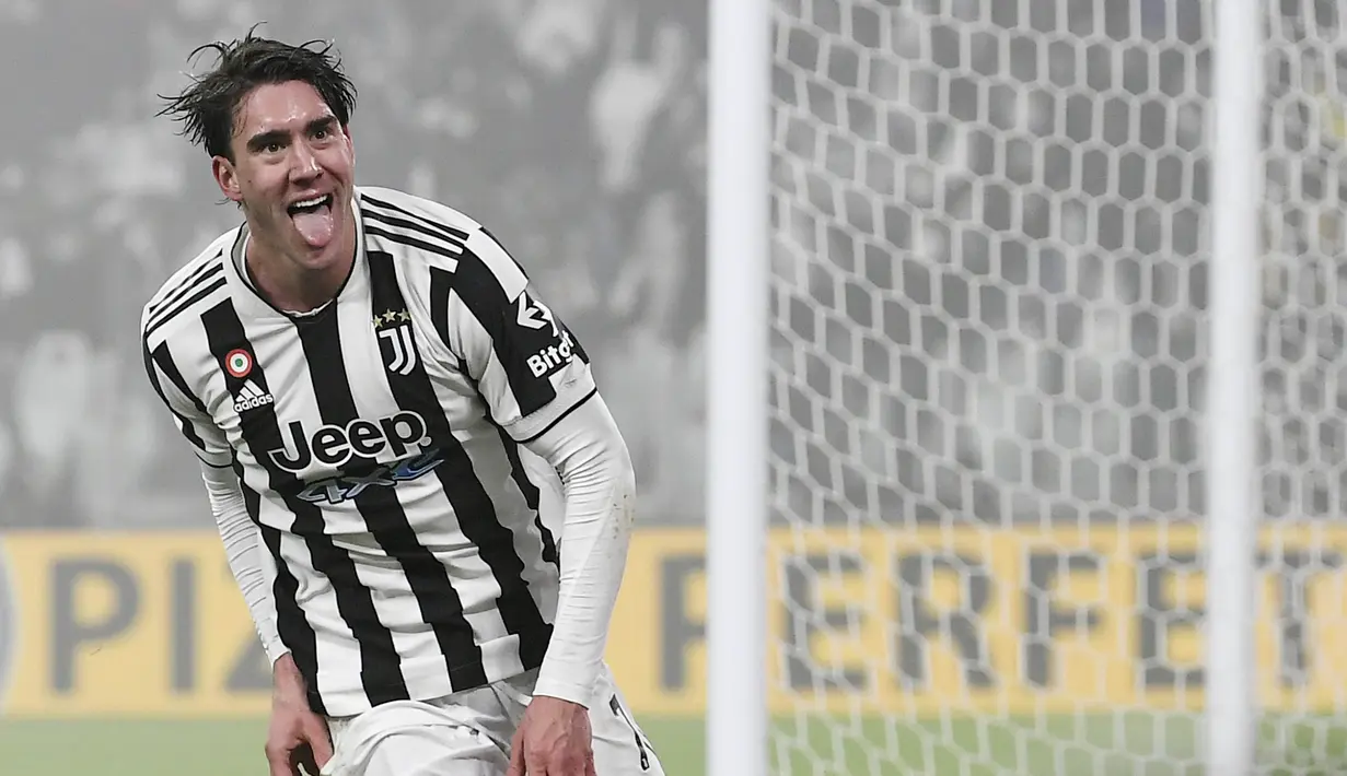 Dusan Vlahovic - Juventus mendatangkan bomber tajam Serie A ini dari Fiorentina dengan mahar fantastis yakni 81,6 juta euro atau setara Rp 1,3 triliun. Pemain asal Serbia itu telah mengemas dua gol untuk Nyonya tua. (Fabio Ferrari/LaPresse via AP)