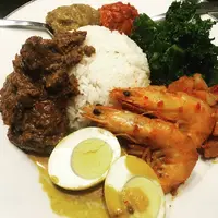 Rendang daging sapi, udang dan kentang sambal merah balado, kale, telur dalam saus kelapa, bakwan jagung, nasi, sambal merah dan hijau milik Maria Ismawaty. (Dok Pribadi)