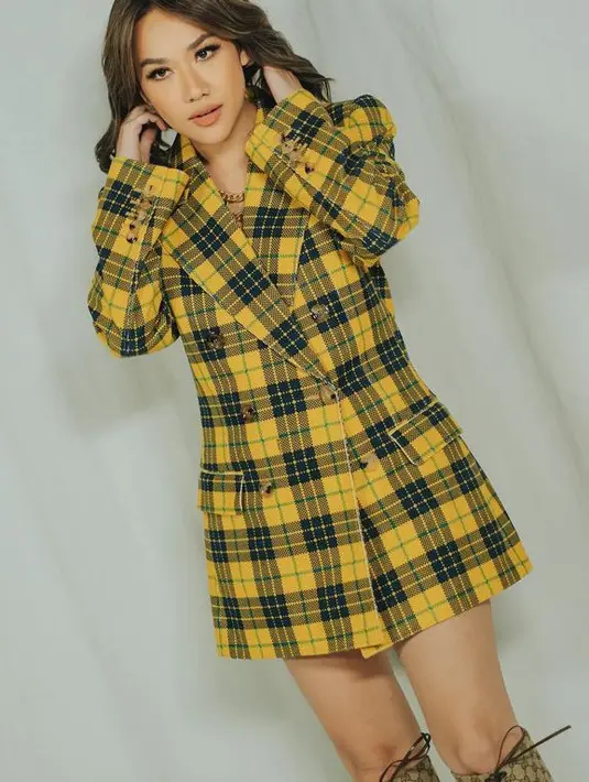Bunga Citra Lestari tampil stunning mengenakan blazer kuning motif kotak-kotak yang ia jadikan dress. [@itsmebcl]