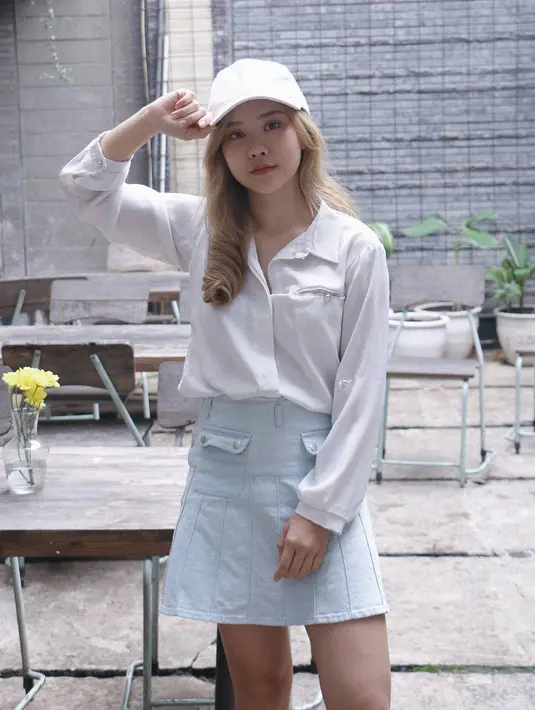 Jessica Jane tampil dengan tomboy dan feminin yang khas. Ia memadukan rok mini jeans denggan kemeja putih polos. Sentuhan snapback bikin penampilannya sedikit lebih tomboy [instagram/jessicajane99]