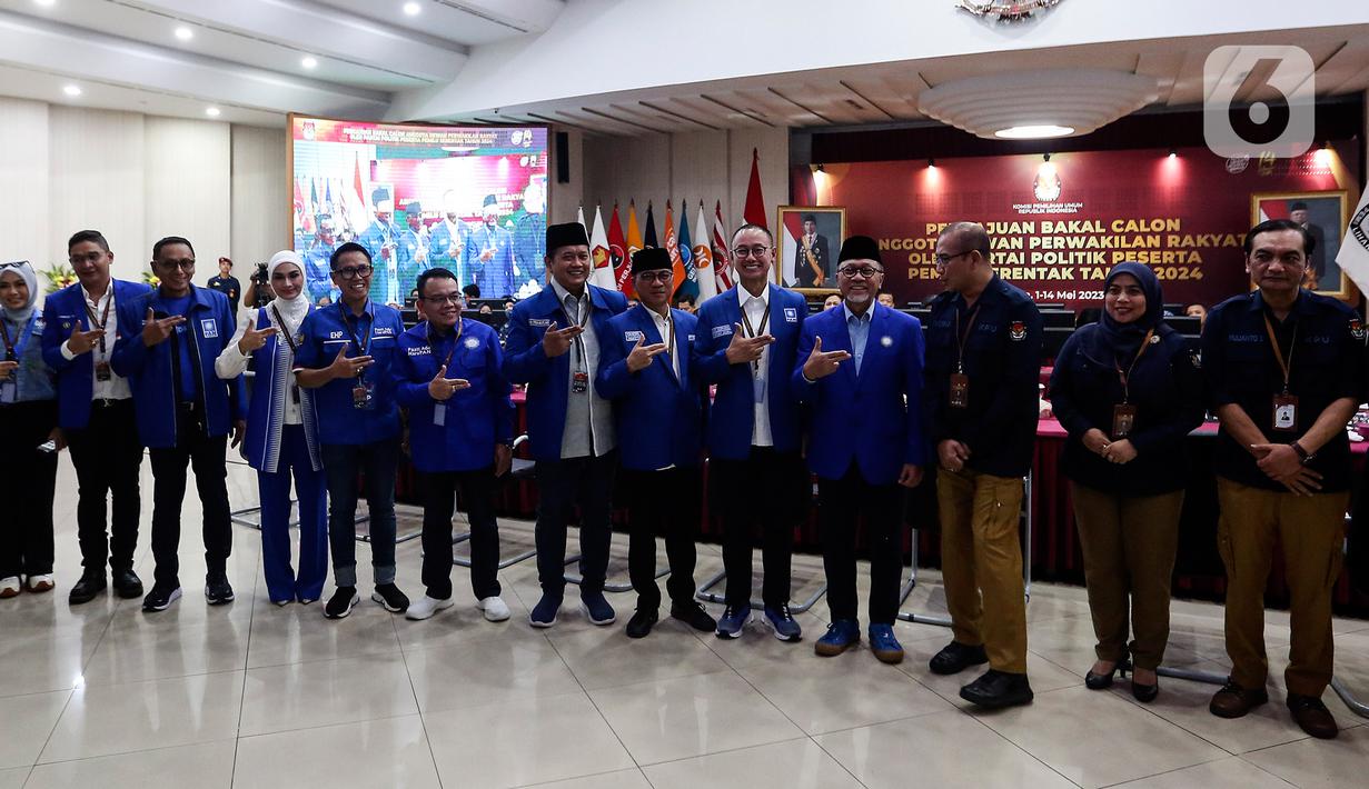Zulkifli Hasan tiba di KPU naik Jeep berwarna biru. Dia bersama rombongan tiba di KPU pukul 14.00 WIB. (Liputan6.com/Johan Tallo)