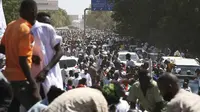 Demonstran Sudan ambil bagian dalam unjuk rasa menuntut pembubaran pemerintahan transisi, di luar istana presiden di Khartoum, Sudan, Sabtu, 16 Oktober 2021 (AP Photo)