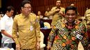Mendagri Tjahjo Kumolo (kedua kiri), bersama Dirjen Otda Soni Sumarsono sebelum mengikuti rapat kerja dengan Komisi II DPR, Jakarta, Selasa (6/12). Rapat itu membahas netralitas pegawai negeri sipil dalam pilkada serentak 2017. (Liputan6.com/Johan Tallo)