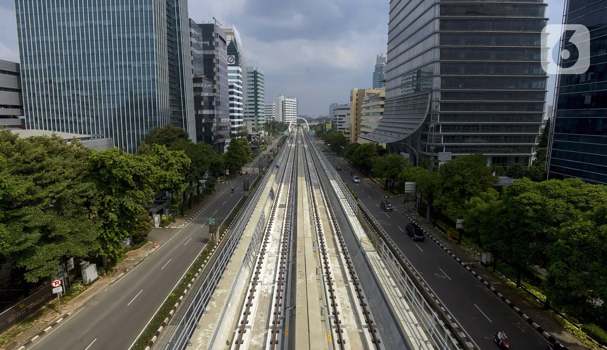 Suasana proyek konstruksi infrastruktur di kawasan Kuningan, Jakarta, Sabtu (11/4/2020). Gubernur DKI Jakarta Anies Baswedan menjelaskan bahwa proyek konstruksi boleh terus berjalan selama Ibu Kota berstatus Pembatasan Sosial Berskala Besar (PSBB). (merdeka.com/Imam Buhori)