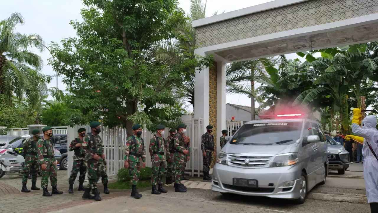 Riuh suara mobil jenazah pengantar jasad ulama besar asal Arab Saudi, Syekh Ali Jaber terdengar di luar kawasan Pondok Pesantren Tahfiz Daarul Quran, Cipondoh, Kota Tangerang.