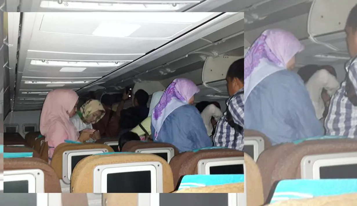 Para penumpang GA-618 mulai turun dari pesawat yang tergelincir di Bandara Internasional Sultan Hasanuddin, Makassar, Selasa (2/6/2015). Pesawat Garuda Indonesia rute Jakarta-Makassar tersebut tergelincir saat akan mendarat. (twitter.com/agus_noor)