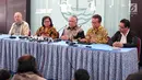 Utusan Khusus Presiden Bidang Dialog Kerja Sama Antar-agama dan Peradaban, Din Syamsuddin (tengah) saat melakukan pertemuan di Gedung PGI, Jakarta, Senin (30/10). Pertemuan membahas merajut kerukunan umat beragama ke depan. (Liputan6.com/Faizal Fanani)