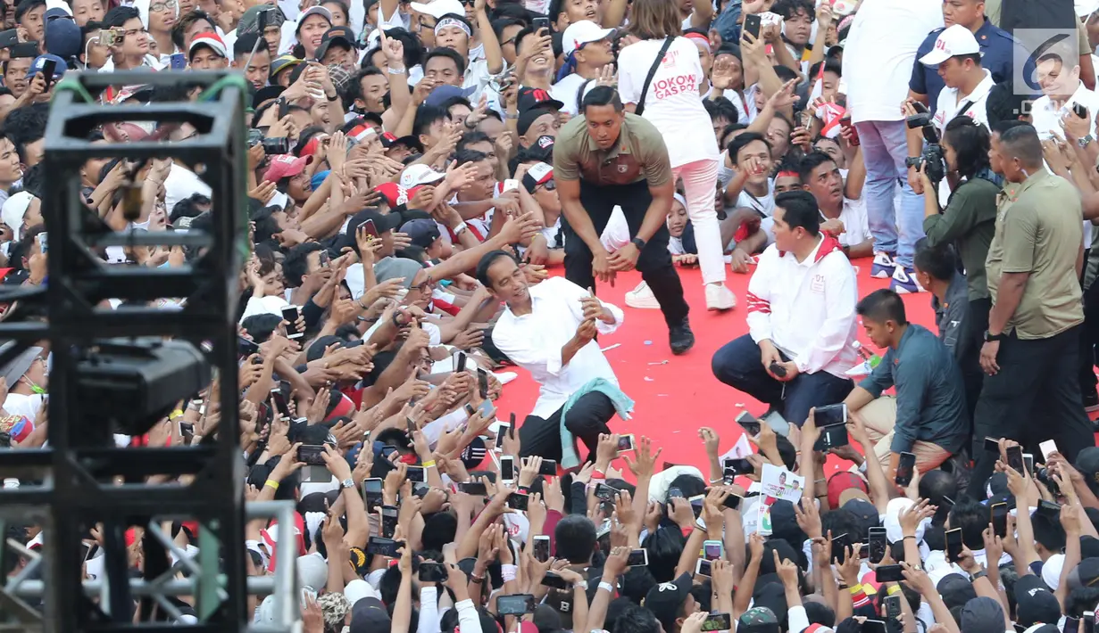 Capres 01 Joko Widodo berselfie dengan pendukungnya saat kampanye akbar bertajuk 'Konser Putih Bersatu' di Stadion Gelora Bung Karno, Jakarta, Sabtu (13/4). Dalam kampanyenya Jokowi mengajak  untuk mencoblos pasangan 01 Jokowi-Ma'ruf Amin saat Pemilu 2019. (Liputan6.com/Angga Yuniar)