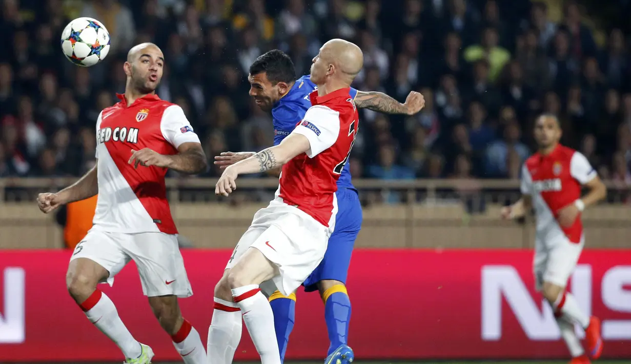 Carlos Tevez (tengah) berduel dengan Andreas Raggi (kanan) dan Aymen Abdennour (kiri) (REUTERS/Jean-Paul Pelissier)