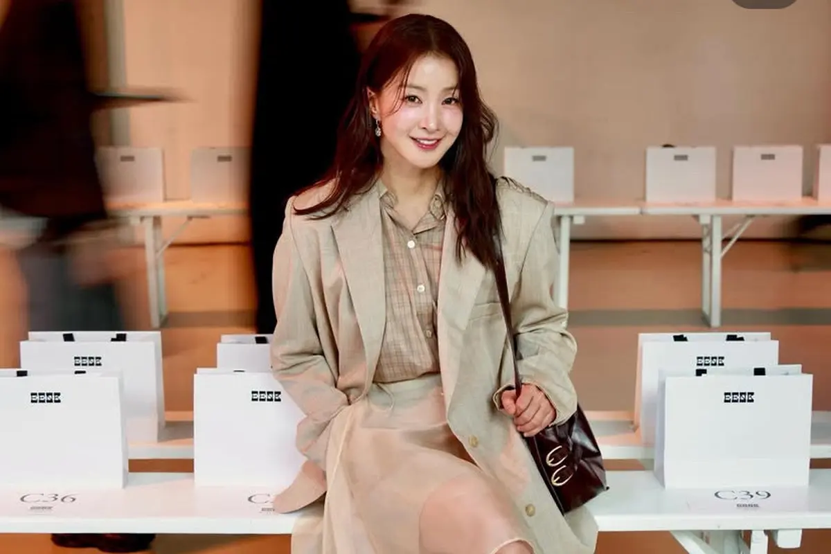 Gaya Stylish Lee Si Young saat Berada di Paris. [@leesiyoung38]