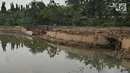 Kondisi dinding pembatas situ Pedongkelan yang miring di Cimanggis, Depok, Rabu (28/11). Proyek normalisasi Situ Pedongkelan mengakibatkan keberadaan tumpukan lumpur bercampur sampah yang mengepung areal permukiman warga. (Liputan6.com/Herman Zakharia)