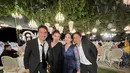 Di potret ini, Chelsea Islan terlihat anggun dengan midi dress biru navy metalik dan heels silver. Rob Clinton tampil effortless dengan setelan jas dan kemeja putih polos [@robclintonkardinal]