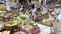 Umat Hindu melakukan persembahyangan Hari Pagerwesi di Pura Jagatnatha, Denpasar, Bali, Rabu (27/4).(Antara) 