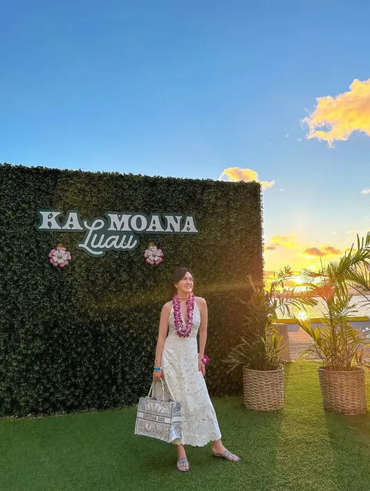 Kali ini, Shandy bergaya Hawaiian dengan dress renda dipadukan dengan Lei atau kalung bunga. [Instagram/shandyaulia]
