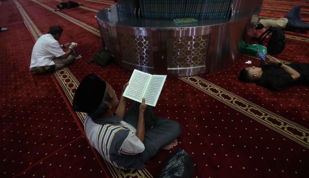 Bagi umat Muslim, bulan Ramadan merupakan waktu yang tepat untuk meningkatkan keimanan, pengetahuan dan keterampilan. Tampak dalam foto, umat Muslim membaca Al-Quran atau tadarus saat menjalani hari pertama Ramadan 1447 Hijriah di Masjid Istiqlal, Jakarta, Kamis (19/2/2026). (Kapanlagi.com/Budy Santoso)
