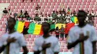 Para suporter Timnas Mali U-17 memberi dukungan kepada timnya saat menghadapi Timnas Uzbekistan U-17 pada laga pertama Grup B Piala Dunia U-17 2023 di Stadion Manahan, Surakarta, Jumat (10/11/2023) sore WIB. (Bola.com/Arief Bagus Prasetiyo)