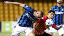 Bek Inter Milan, Milan Skriniar, berebut bola dengan pemain Benevento, Gianluca Lapadula, pada laga Liga Italia di Stadion Ciro Vigorito, Rabu (30/9/2020). Inter Milan menang dengan skor 5-2. (Alessandro Garofalo/LaPresse via AP)